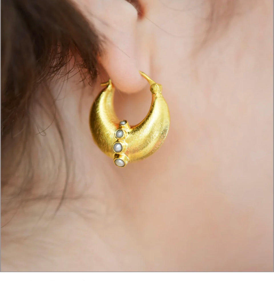 Pearl Cashew Earrings
Pearl.
925 Silver. 18k Gold Plate.