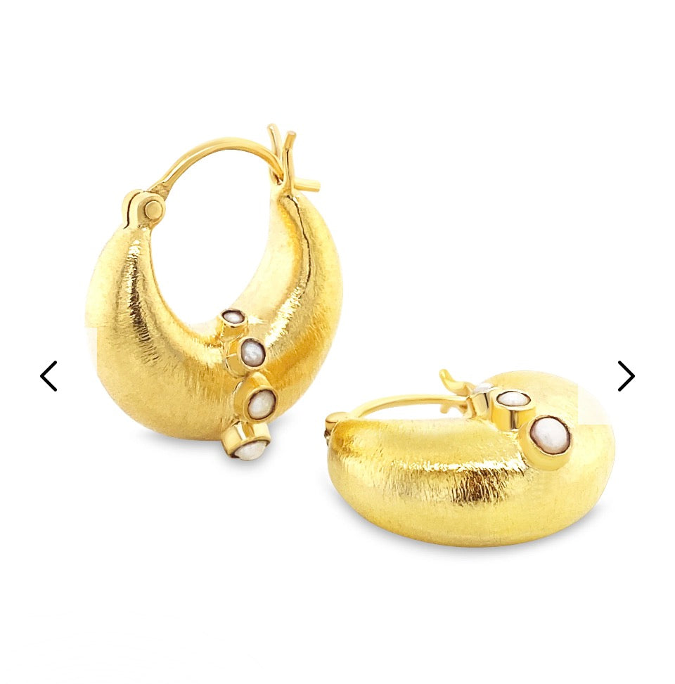 Pearl Cashew Earrings

Pearl.

925 Silver. 18k Gold Plate.