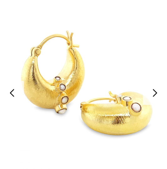Pearl Cashew Earrings

Pearl.

925 Silver. 18k Gold Plate.