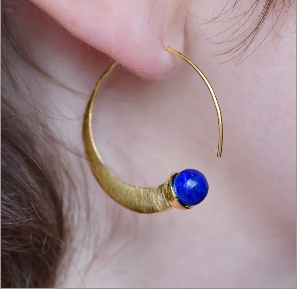 Lapis Loop Earrings

Lapis Lazuli.

925 Silver. 18k Gold Plate.