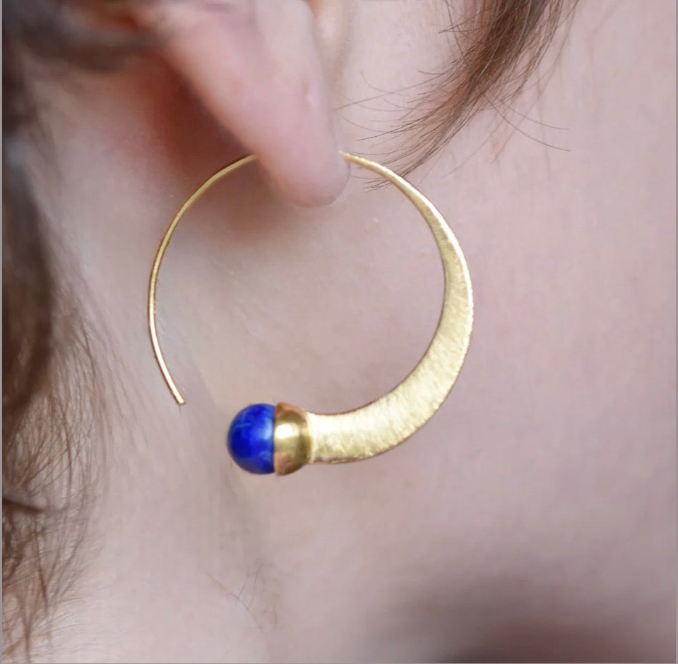 Lapis Loop Earrings

Lapis Lazuli.

925 Silver. 18k Gold Plate.